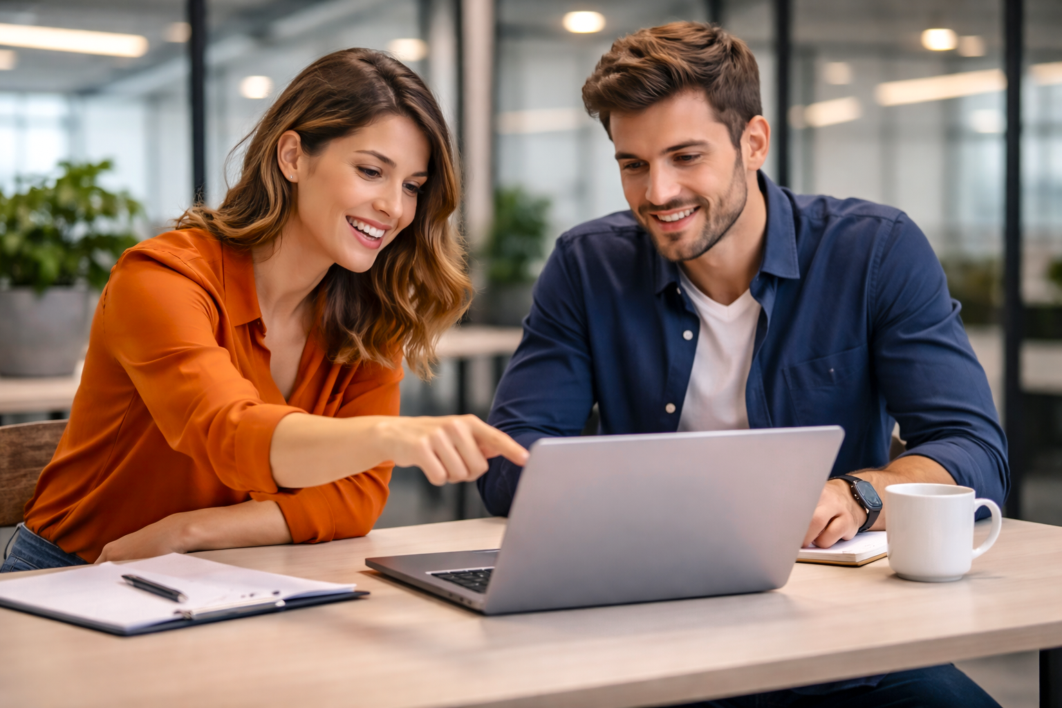 Equipe de vendas e marketing colaborando com uma estratégia de CRM.